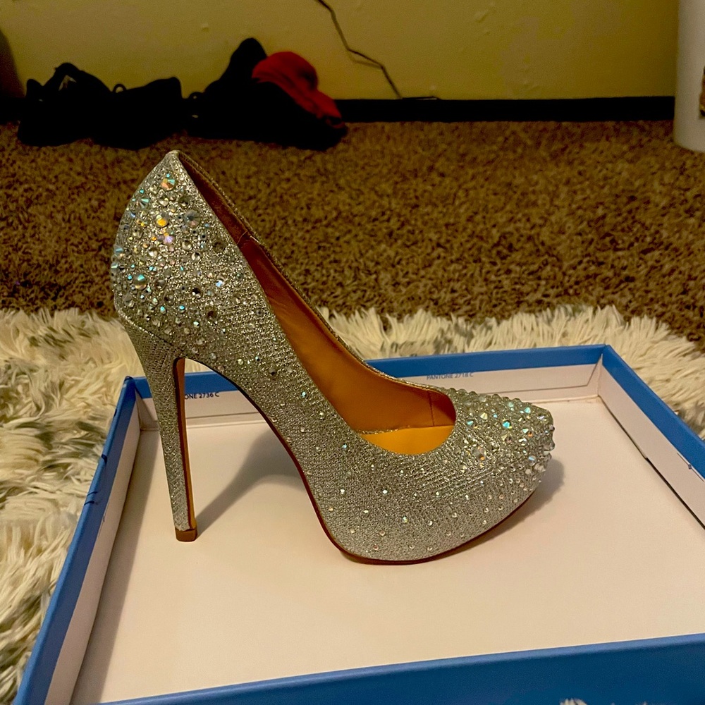 These are beautiful heels but the store I bought them from doesnt exchange